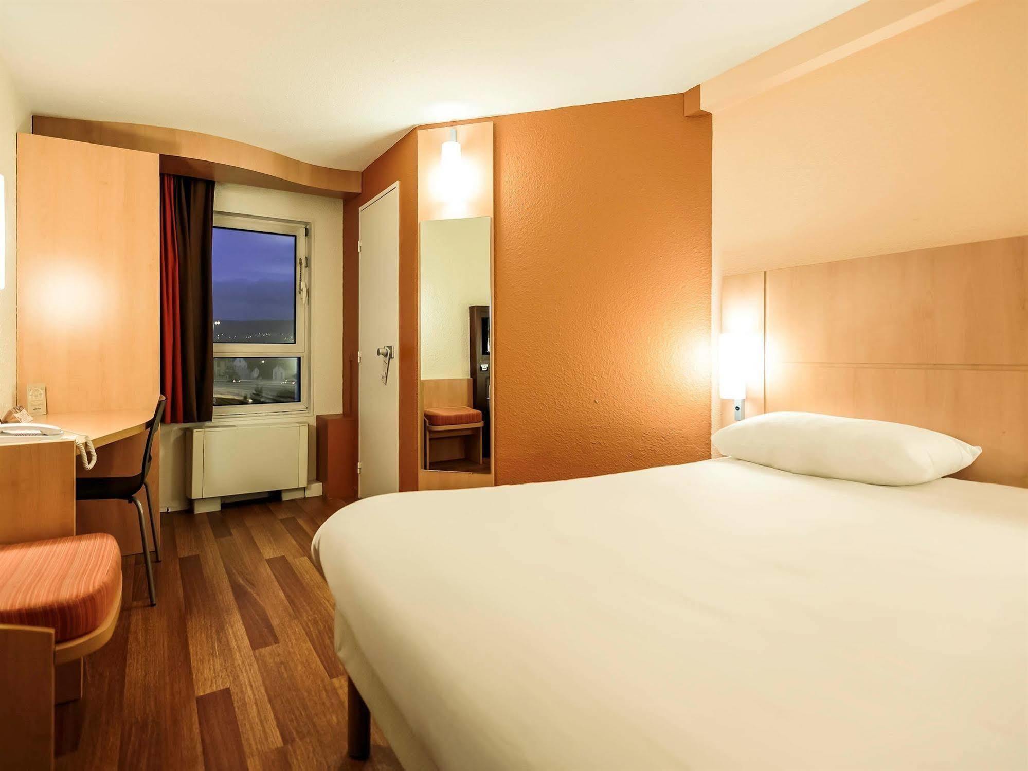 Ibis Clermont Ferrand Sud Herbet Экстерьер фото